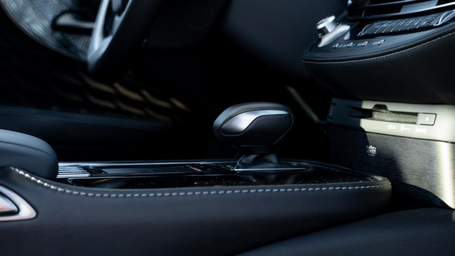 Детали интерьера Lexus LS500h 2017 года  (NA) (фото 26 из 40)